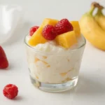Pudín de chía con frutas frescas y frutos secos, servido en un vaso transparente