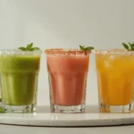 Batido detox vibrante en vaso alto de cristal con espinacas, pepino, manzana verde, jengibre y semillas de chía