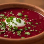Flat lay de gazpacho de remolacha tradicional con dados de pepino y hojas de albahaca
