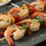 Preparación de brochetas de langostinos marinados con limón y ajo